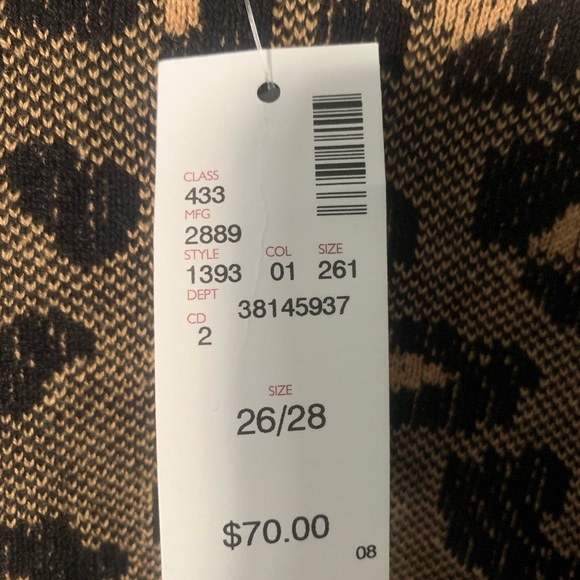 Lane Bryant cardigan sweater
Never worn
Black with inside leopard print - Picture 4 of 10